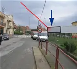 Vallas en el acceso a la estación AVE Figueres-Vilafant